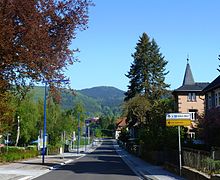 Hauptstraße mit Blick auf den Ruppberg