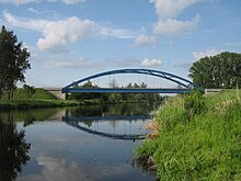 Moderne Stabbogenbrücke über den Kanal bei Paretz