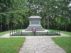 Hayes grave at Spiegel Grove.jpg
