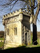 Tour néogothique, près du château.