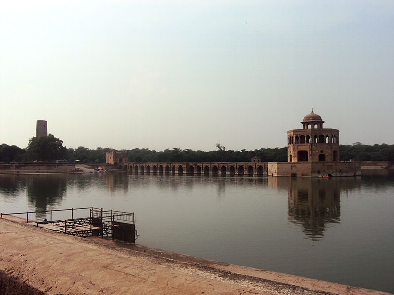 File:Hiran Minar and Tank 02.JPG