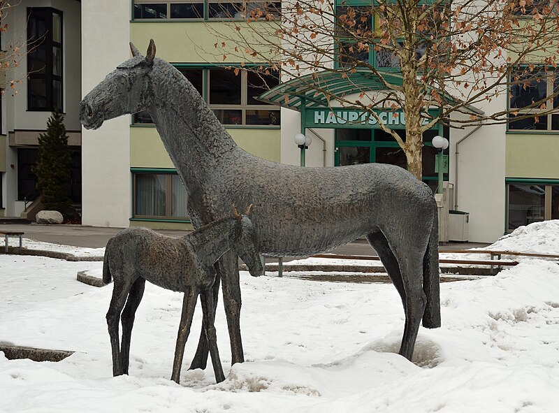 File:Horses, sculpture Stumm.jpg