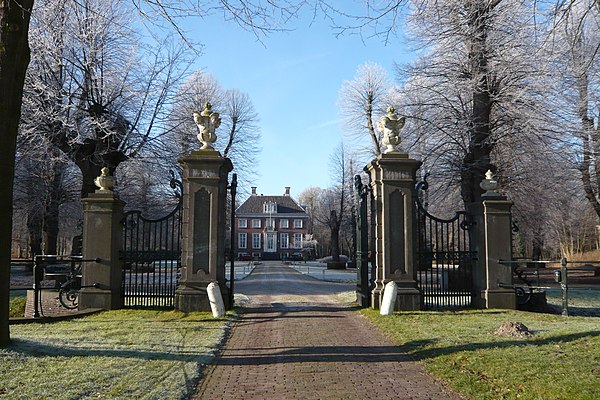 View of Huis te Manpad from the Herenweg, the road from Haarlem to Leiden that leads along 17th and 18th century summer homes. Huis-te-manpad.JPG