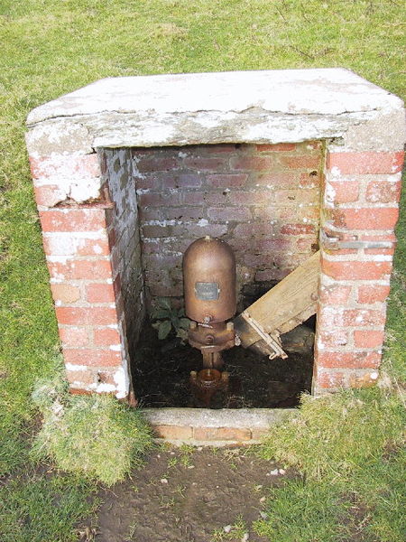 File:Hydraulic ram - geograph.org.uk - 99554.jpg