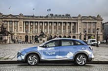 Un taxi parisino exagerado Hyundai Nexo que funciona con hidrógeno estacionado en París