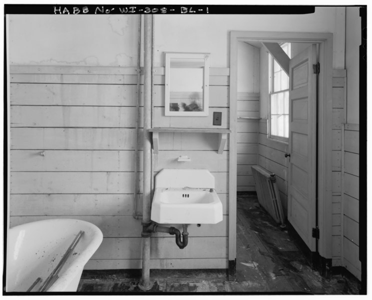 File:INTERIOR VIEW OF SHARED BATH ADJOINING PATIENT ROOMS - Fort McCoy, Building No. T-1045, South side of Tenth Avenue, Block 10, Sparta, Monroe County, WI HABS WIS,41-SPAR.V,1BL-1.tif