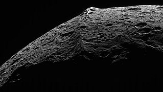 صورة كاسيني للتلال الاستوائية Iapetus