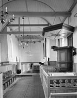 Interieur met preekstoel in 1976