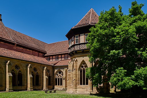 Kreuzgang und Brunnenhaus im Klausurbereich von Kloster Maulbronn (Weltkulturerbe in Deutschland)