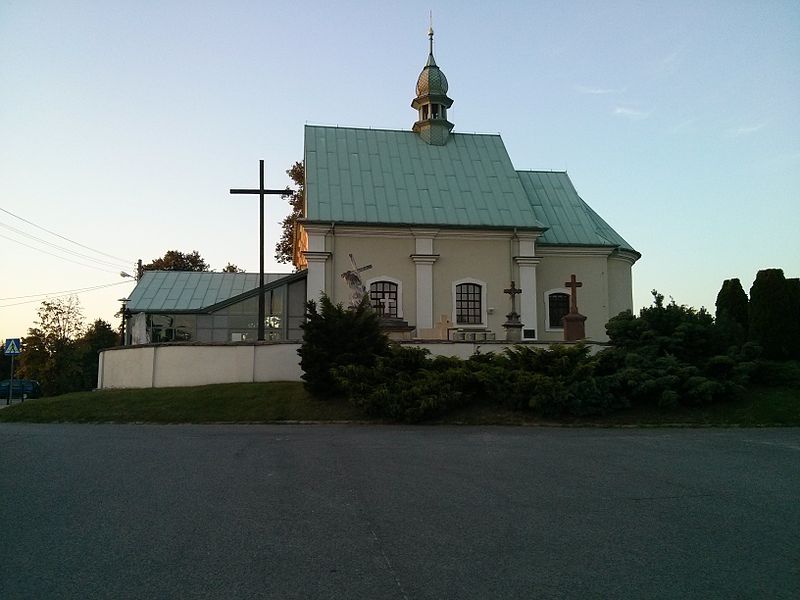 File:Końskie, Kościół św.Anny od strony parkingu 2014 09 05 by Jacmu.jpg