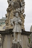 Ladislaus I, koning van Hongarije, aan de basis van de zuil.