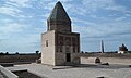„Il-Arslan-Mausoleum“ (rechts im Hintergrund das Qutlugh-Timur-Minarett und das Tekisch-Mausoleum)
