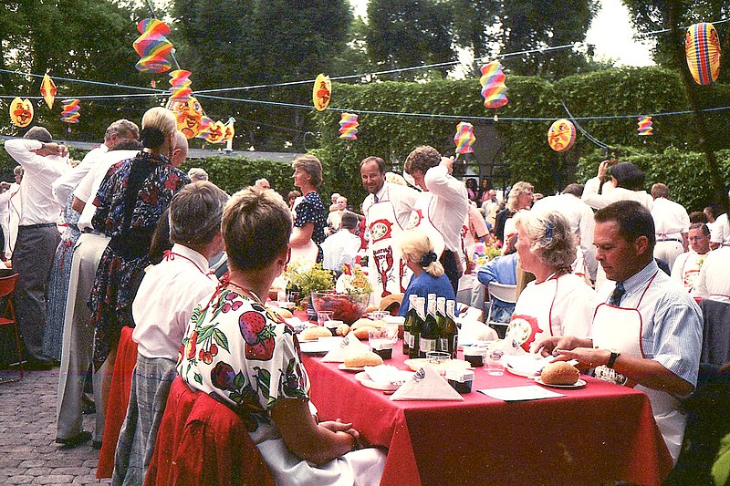 File:Kräftskiva, Häringe slott, 1991.jpg