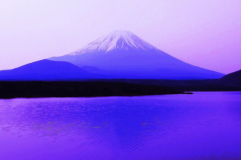 File:Lake Motosu break of day purple color.JPG