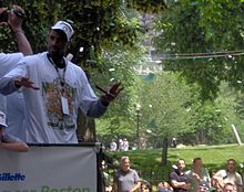 Leon Powe (stânga) în autobuzul Boston Celtics pentru a sărbători titlul de campionat NBA în orașul Boston.