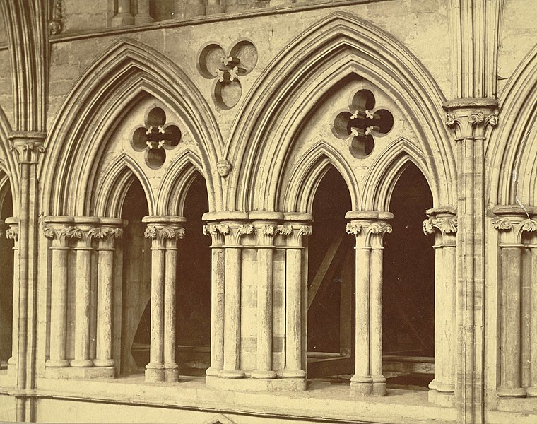 File:Lincoln Cathedral, Triforium Detail (3611641014).jpg