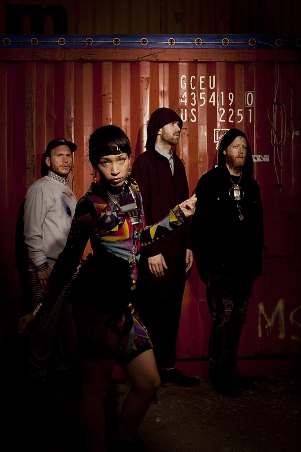 Yukimi Nagano of Little Dragon features on the track "Empire Ants", with instrumental support from the whole group. Nagano (second from left) also con