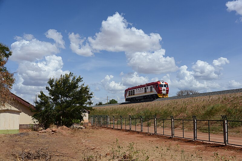 File:Lok 5102 bei Makindu.jpg