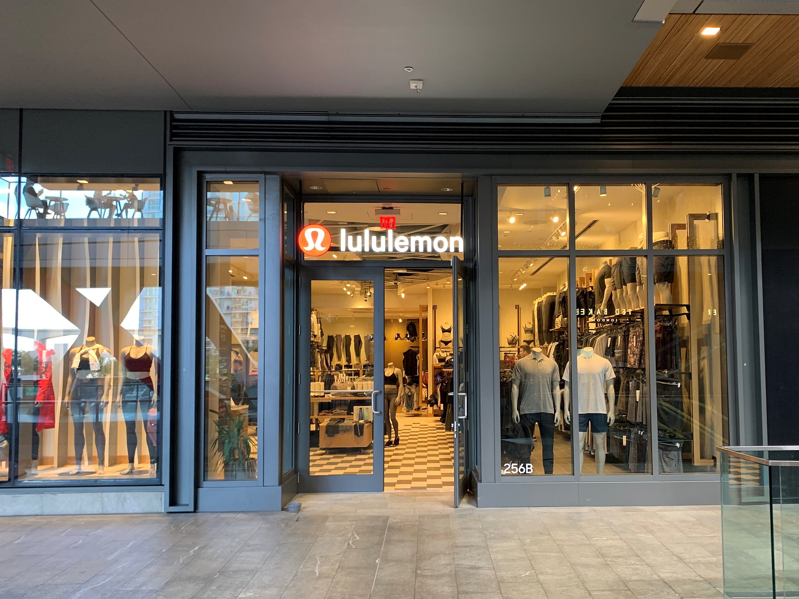 File:Lululemon Brickell City Centre (45619354165).jpg - Wikimedia Commons