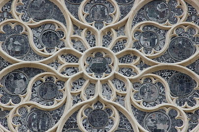 Rosace de la cathédrale vue en gros plan, de l'extérieur (photographie couleur).
