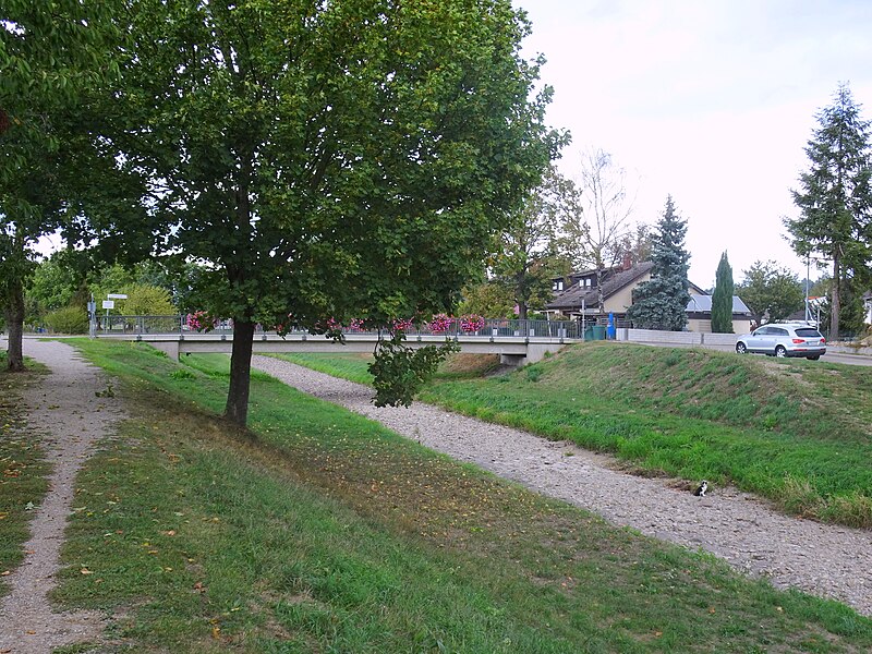 File:Möhlin bei Hausen an der Möhlin (Bad Krozingen), Baden-Württemberg - bei sommerlicher Versickerung.jpg