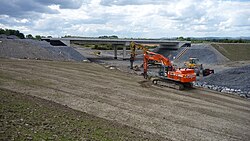 Arbeiten an der M18, die nach Fertigstellung einen Großteil des nicht lokalen Verkehrs vom Dorf wegführte