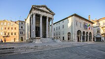 Deutsch: Der Augustus-Tempel und die Kommunalverwaltung in Pula, Kroatien English: The Temple of Augustus and the Communal Palace in Pula, Croatia