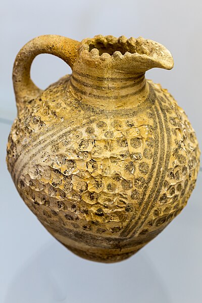 File:MM IB-IIA Kamares style with barbotine decoration jug - Kassel SWhAS T 730 - 02.jpg