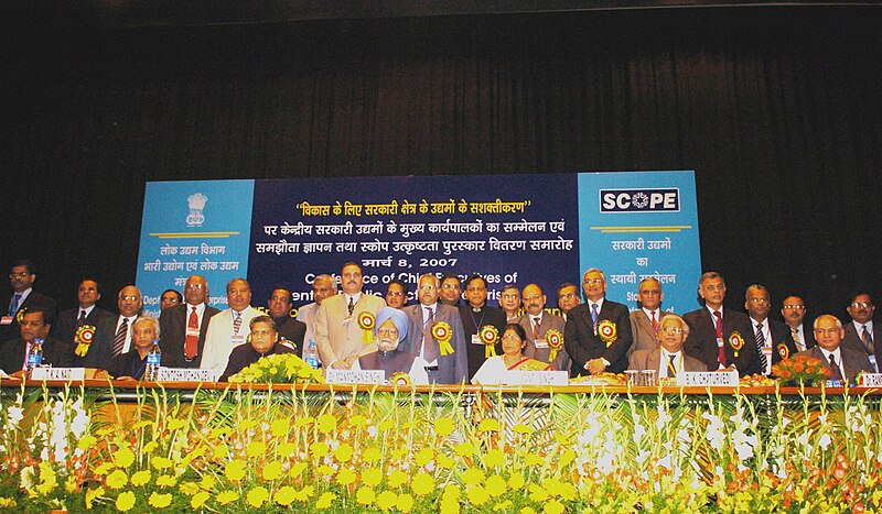 File:Manmohan Singh with the awardees of the “SCOPE Awards for Excellence and Outstanding Contribution to the Public Sector Management” and “MoU Awards for Excellence in Performance”, in New Delhi on March 08, 2007.jpg