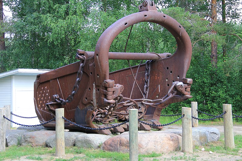 File:Marion 7400 walking dragline excavator bucket in Ii, Finland 01.jpg