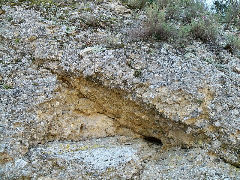 File:Massif des Dentelles plaques de poudinge faillée.jpg