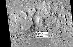 Strates de la formation de Medusae Fossae vues le 9 janvier 2008 par l'instrument HiRISE de MRO, dans le quadrangle d'Aeolis par 2,1° S et 148,8° E [124].