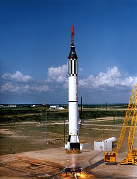 Le lancement de la mission Mercury-Redstone 3, premier vol spatial habité américain, avec Alan Shepard à son bord.