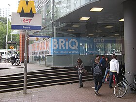 L'ingresso alla stazione Bourse (Beurs) sulla Binnenwegplein