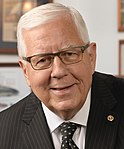 Mike Enzi, ritratto ufficiale, 115th Congress (cropped).jpg