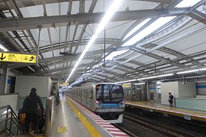 Minami-Gyotoku-Station-Plattformen-Mai3-2017.jpg