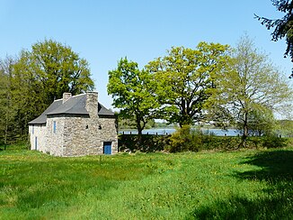 The Etang de Clegreuc is traversed by the Perche