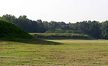 A view across the plaza from mound J to mound B, with mound A in the center Moundville mounds J, A, B HRoe 2005.jpg