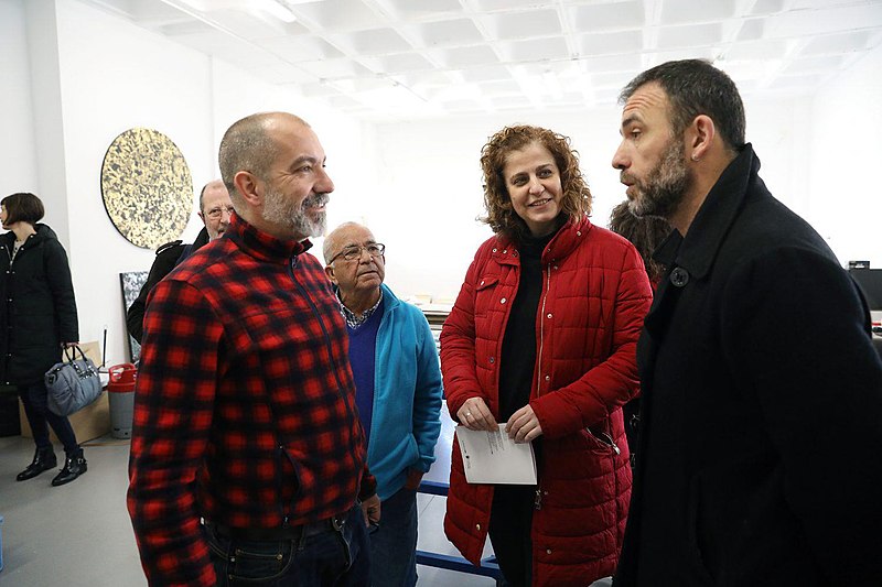 File:Murgui y Gómez visitan a artistas y artesanos en Carabanchel apostando por la cultura en los barrios 07.jpg