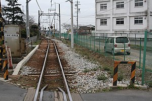 车站遗址（从阿下喜一方望向遗址。路轨右边是月台遗址，白色建筑物是员辨町立东小学）