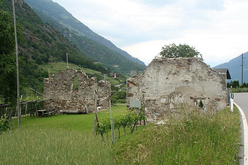 File:Naturns St. Lorenzen mit Wohnhaus.jpg