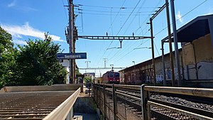 Kırmızı tren geçen yan platform