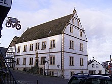 Rathaus, dahinter der 2016 abgebrannte Ratskrug