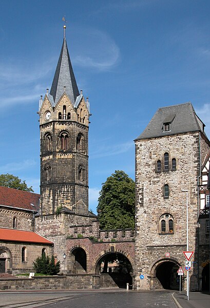 File:Nikolaikirche and Nikoliator.jpg