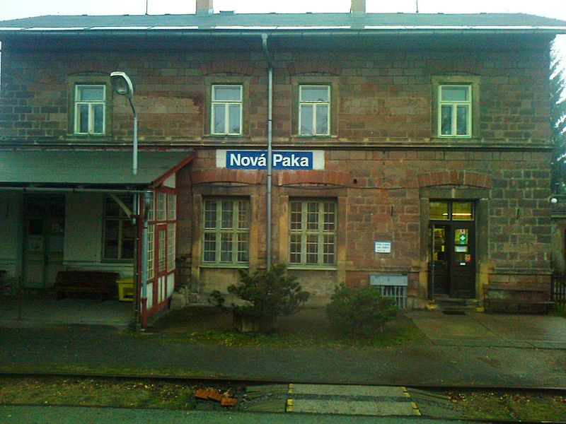 File:Nová Paka, nádraží.jpg