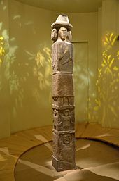 The Zbruch Idol O98 Idol von Sbrutsch mit Darstellung von Unterwelt, Erde und des Himmels, zirka 10. Jh. n. Chr..JPG