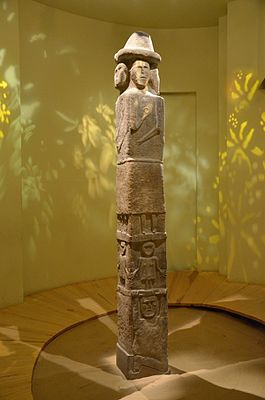 O98 Idol von Sbrutsch mit Darstellung von Unterwelt, Erde und des Himmels, zirka 10. Jh. n. Chr..JPG