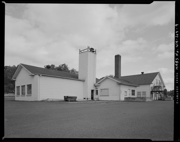 File:OBLIQUE VIEW, LOOKING NORTHEAST, SHOWING SOUTH AND WEST FACADES, WITHOUT SCALE BAR - Vancouver Barracks, Paint Shop and Central Heating Plant, East Fifth Street southeast of McLoughlin HABS WA-269-9.tif