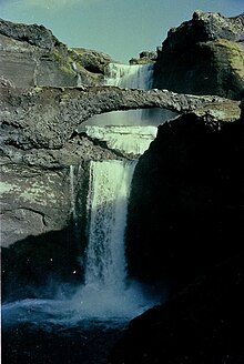 L'arco naturale sulla cascata Ófærufoss nel 1984, prima del crollo.