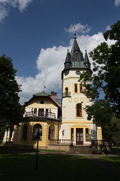 File:Olszanica - Palace 04.jpg